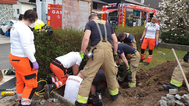 V kompleksni intervenciji so rešili štiriletnika iz nenavadne pasti na domačem dvorišču. FOTO: CZR Domžale