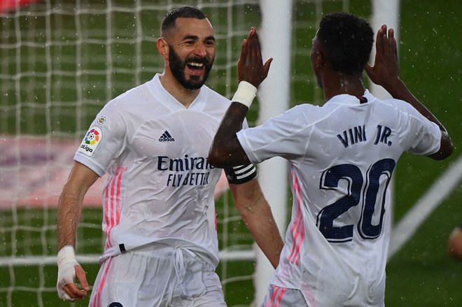 Karim Benzema in Vinicius Junior bosta poskušala načeti tudi mrežo Liverpoola. FOTO: Gabriel Bouys/AFP