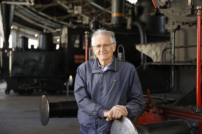 &raquo;Smo majhni, a smo naredili v širšem prostoru zelo pomembno zbirko,&laquo; pravi Mladen Bogić, nekdanji ravnatelj Železniškega muzeja. Foto Leon Vidic/Delo