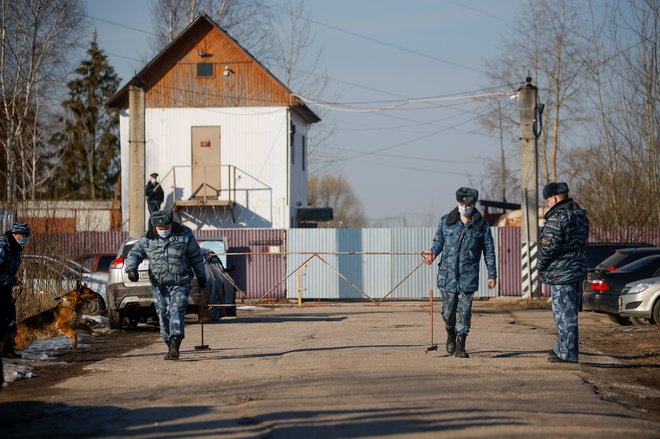 Opozicijski voditelj v kazenski koloniji Pokrov okoli sto  kilometrov vzhodno od Moskve služi zaporno kazen dveh let in pol. FOTO: Maxim Shemetov/Reuters