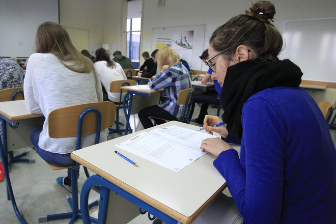 Matura bo že čez mesec dni, dijaki pa so spet doma. Zahtevajo, da se šole odprejo prihodnji teden, kot je bilo napovedano. FOTO: Leon Vidic/Delo