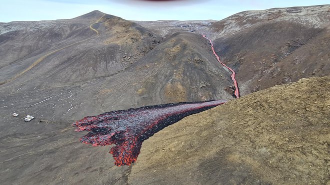 Lava teče iz razpoke islandskega ognjenika Fagradalsfjall, ki je aktiven že več kot dva tedna. Foto: AFP
