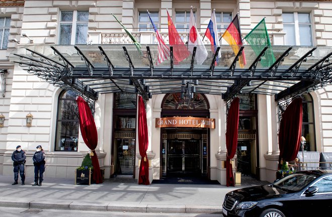 Vhod v dunajski hotel, kjer je danes potekalo srečanje med Iranom in predstavniki stalnih članic varnostnega sveta OZN, Nemčije in EU. Foto: Joe Klamar/AFP