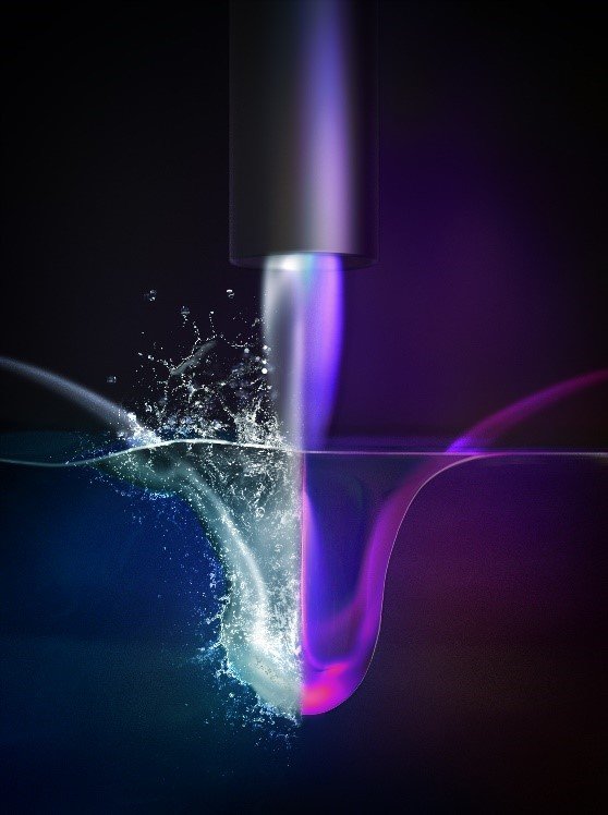 Shematičen prikaz vodne votline na površini vode in curka helijevega plina s plazmo, ki votlino ustvarja. FOTO: Uroš Cvelbar