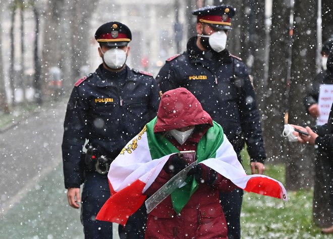Zasedanje visokih funkcionarjev na Dunaju so pospremili tudi protesti nasprotnikov iranskih oblasti. FOTO: Joe Klamar/AFP