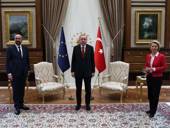 Predsednica evropske komisije Ursula von der Leyen in predsednik evropskega sveta Charles Michel sta se srečala s turškim predsednikom Recepom Tayyipom Erdoğanom, da bi dala nov zagon odnosom med Brusljem in Ankaro. FOTO: AFP