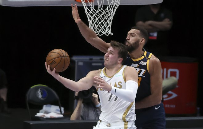 Luka Dončić se je znal spretno ogniti tudi 216 cm visokemu Utahovemu centru Rudyju Gobertu. FOTO Kevin Jairaj/USA Today Sports