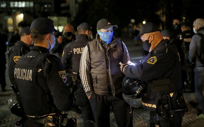 Policija želi razkriti identiteto protestnikov, a je pri tem naletela na kar nekaj ovir. FOTO: Blaž Samec/Delo