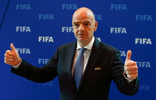 Gianni Infantino vidi luč na koncu tunela in nogomet lahko pri tem igra osrednjo vlogo. FOTO: Arnd Wiegmann/Reuters