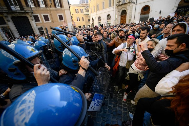 Po poročanju italijanskih medijev je bil najmanj en policist poškodovan, več protestnikov je bilo aretiranih. FOTO: Filippo Monteforte/AFP