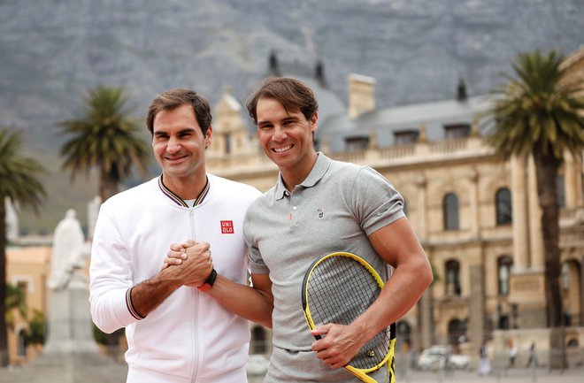 Roger Federer in Rafael Nadal med lansko ekshibicijo v Južni Afriki, maja naj bi šlo zares. FOTO: Mike Hutchings/Reuters