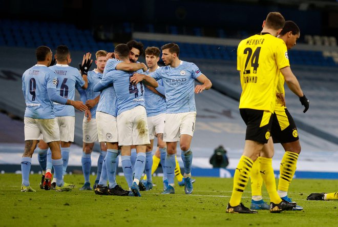 Takole so stekli nogometaši Manchester Cityja v objem Philu Fodnu, strelcu zmagovitega gola za City. FOTO: Phil Noble/Reuters