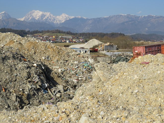 Desetletja so v suhadolsko gramoznico odlagali odpadke iz bližnje in daljne okolice. FOTO: Bojan Rajšek/Delo