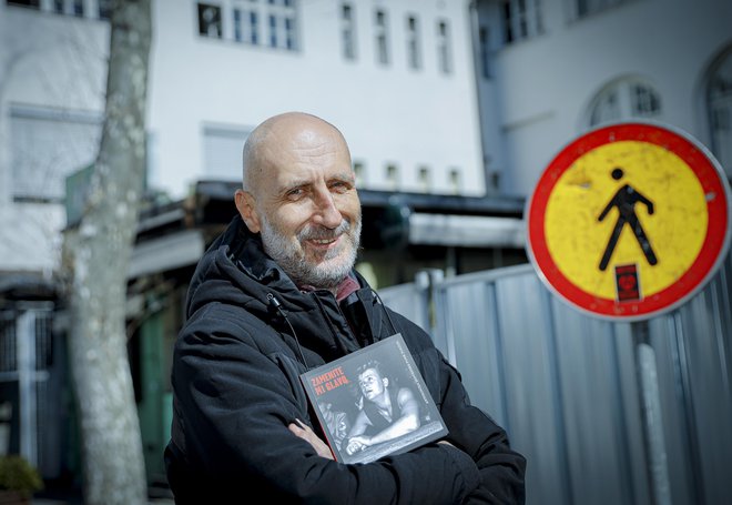 Esad Babačić - Ta antologija je zato tako močna in ima tako posebno vlogo, ker so za vsako pesmijo neverjetne zgodbe.&nbsp;FOTO: Jože Suhadolnik/Delo