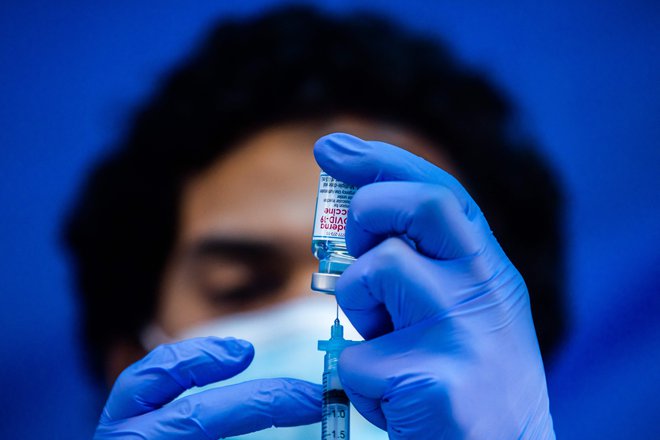 Cepljenje s cepivom moderne v Los Angelesu. FOTO: Apu Gomes/AFP