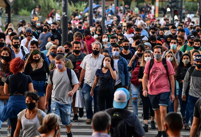 Prizor z Brazilske avenije v Buenos Airesu. Letošnji svetovni dan zdravja bo vstopna točka v proces, v katerem bo več pozornosti namenjene tematikam o neenakosti v zdravju in socialnih neenakostih, so navedli na slovenskem NIJZ. FOTO: Ronaldo Schemidt/AFP