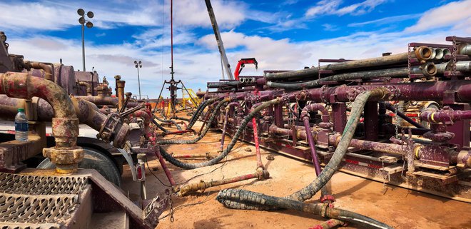 Fracking oziroma pridobivanje nafte in plina z vbrizgavanjem tekočine pod velikim tlakom vpliva na 26 področij antroposfere. Foto Shutterstock