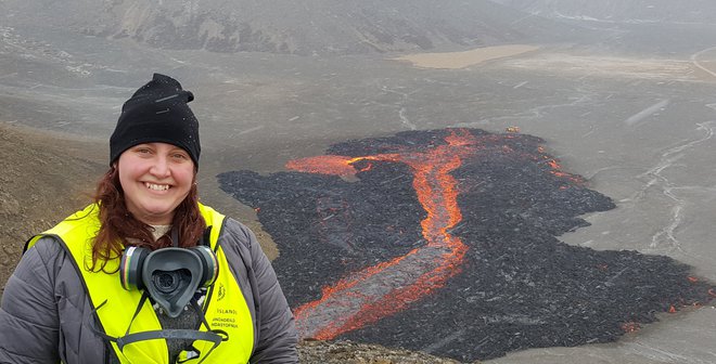 Petrologinja Maja Bar Rasmussen med preučevanjem lave iz nove razpoke, ki se je pojavila v ponedeljek. FOTO: Edward Marshall