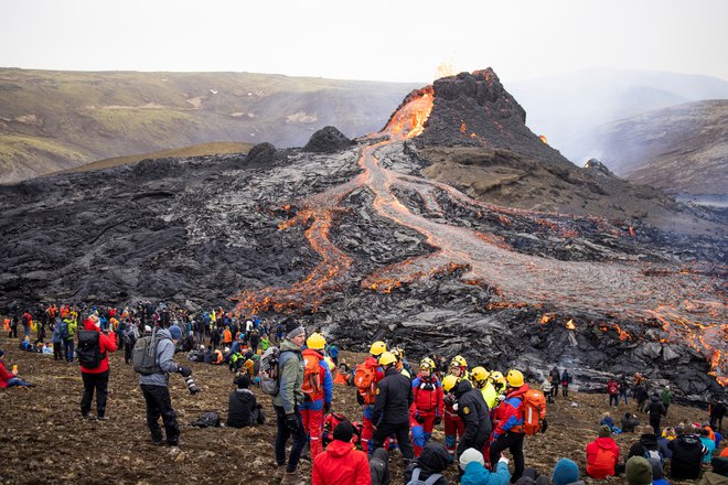 Do nedelje je Geldingadalur obiskalo več kot 36.000 ljudi. FOTO: &nbsp;Kristinn Magnusson/Reuters