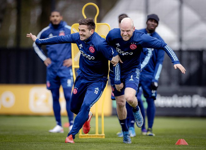 Ajaxov kapetan Dušan Tadić in Davy Klaassen sta bila na zadnjem trenignu pred tekmo z Romo zelo razigrana. FOTO: Robin Van Lonkhuijsen/AFP