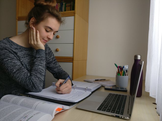 Po enem letu takšnega izobraževanja bi pričakovala malce več iznajdljivosti pri prilagajanju predavanj novemu mediju, je poudarila Neja Tavčar. FOTO: osebni arhiv