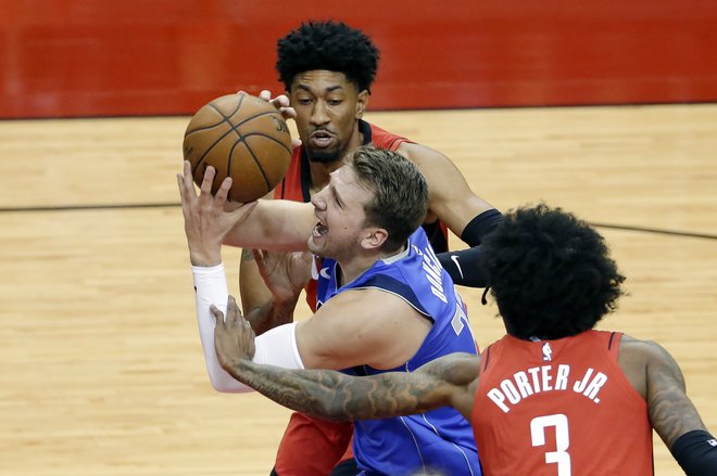 Luka Dončić in drugi Dallasovi košarkarji morajo čim prej pozabiti gostovanje v Houstonu. FOTO: Michael Wyke/Usa Today Sports