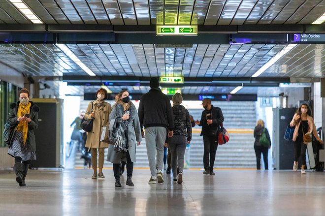 Podatki iz sveta kažejo, da je najmanj tretjina mladih v času zaprtja javnega življenja v hudih duševnih stiskah, medtem ko je med starejšim prebivalstvom takih le štiri do sedem odstotkov. FOTO: Voranc Vogel/Delo