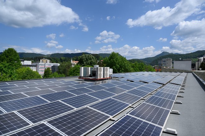 Sončna elektrarna na strehi poslovnega objekta podjetja Mega M proizvaja del električne energije, ki se porabi za ogrevanje in hlajenje ter za polnjenje električnih avtomobilov. FOTO: Miran Kambic