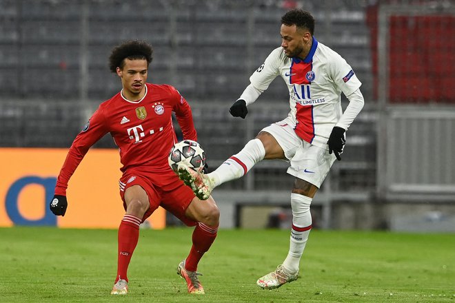 Bayernov mladi zvezdnik Leroy Sane (levo) bo imel vParizu priložnost da pokaže, kaj se je lahko naučil od pariškega Brazilca in kralja asistenc v ligi prvakov Neymarja. FOTO: Christof Stache/AFP