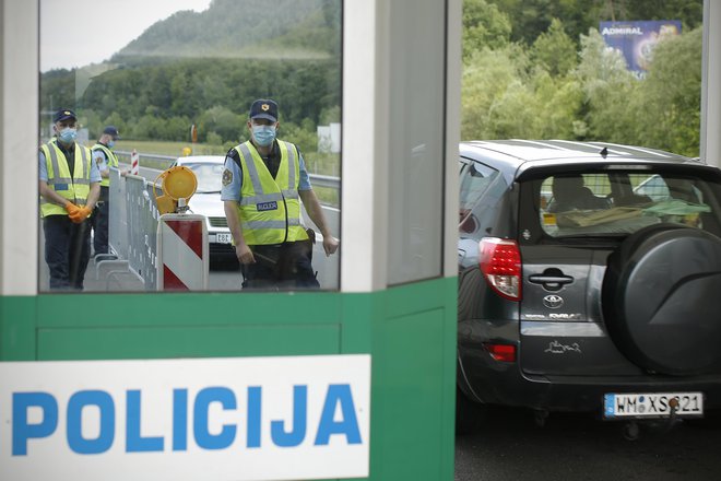 Kontrolna točka na mejnem prehodu Karavanke. FOTO: Jure Eržen/Delo