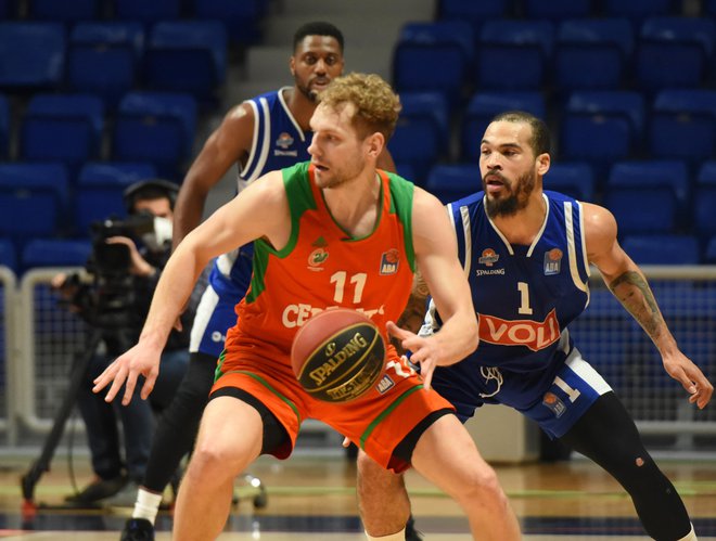 Jaka Blažič je polnil koš Budućnosti do sredine tretje četrtine, v prelomnih trenutkih je bil glavni Justin Cobbs (desno).FOTO: ABA