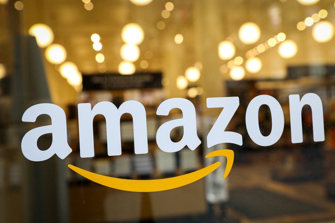 Amazon je dobro izkoristil pandemijo, ki je veliko nakupovalcev preusmerila na splet, ponudnike pa spodbudila, da so jim sledili. FOTO: Brendan Mcdermid/Reuters