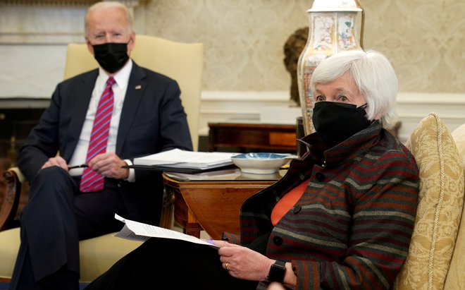 Analitiki od paketov fiskalnih spodbud, ki jih zagovarjata ameriški predsednik Joe Biden in finančna ministrica Janet Yellen, pričakujejo nov zagon potrošnje. FOTO: Kevin Lamarque/Reuters