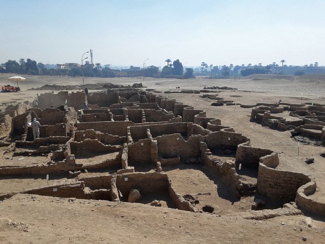 Ostanki okoli 3000 let starega mesta pri Luksorju na fotografiji, ki jo je objavilo Egiptovsko ministrstvo za kulturno dediščino.&nbsp;FOTO: AFP