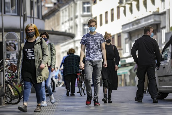 Za nekatere ukrepe, na primer nošenje maske na prostem, se je že vnaprej vedelo, da so bolj kot kaj drugega blažev žegen. FOTO: Voranc Vogel/Delo