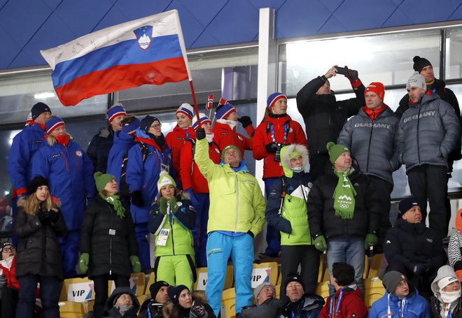 Predsednik države Borut Pahor običajno z zastavo spodbuja slovenske športnike; tako je bilo tudi na zimskih olimpijskih igrah v Pjongčangu 2018.&nbsp; FOTO: Matej Družnik