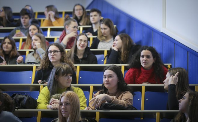 Študentov še kar nekaj časa ne bo v predavalnicah. FOTO: Jože Suhadolnik/Delo