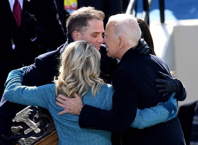Predsednik Joe Biden objema sina Hunterja Bidna, ki ga druga politična opcija rada obtožuje nepravilnosti, in prvo damo ZDA Jill Biden. FOTO: Olivier Douliery/ AFP