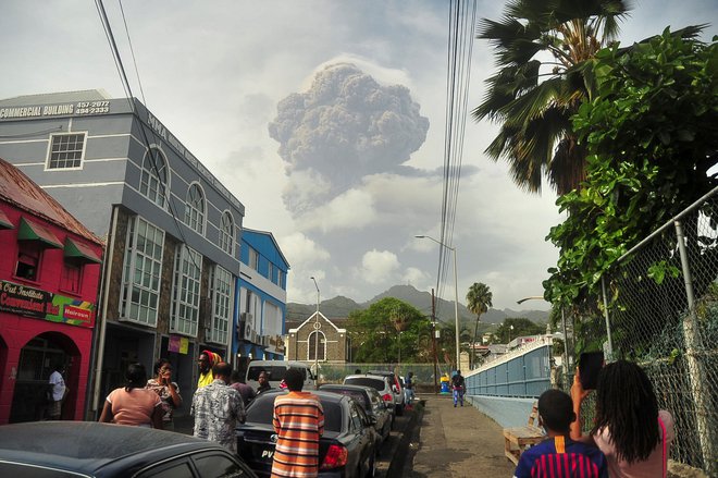 Oblasti so evakuirale 16.000 ljudi, ki živijo blizu vulkana. FOTO: Reuters