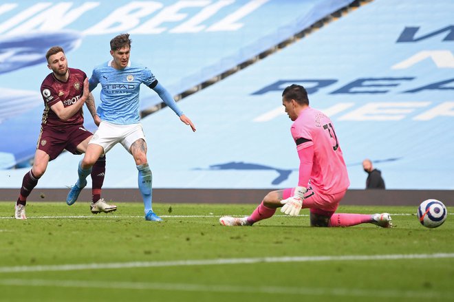 Stuart Dallas (levo) je z dvema zadetkoma, na fotografiji drugi, Leedsu prinesel zmago na gostovanju pri Manchester Cityju. FOTO: Michael Regan/AFP