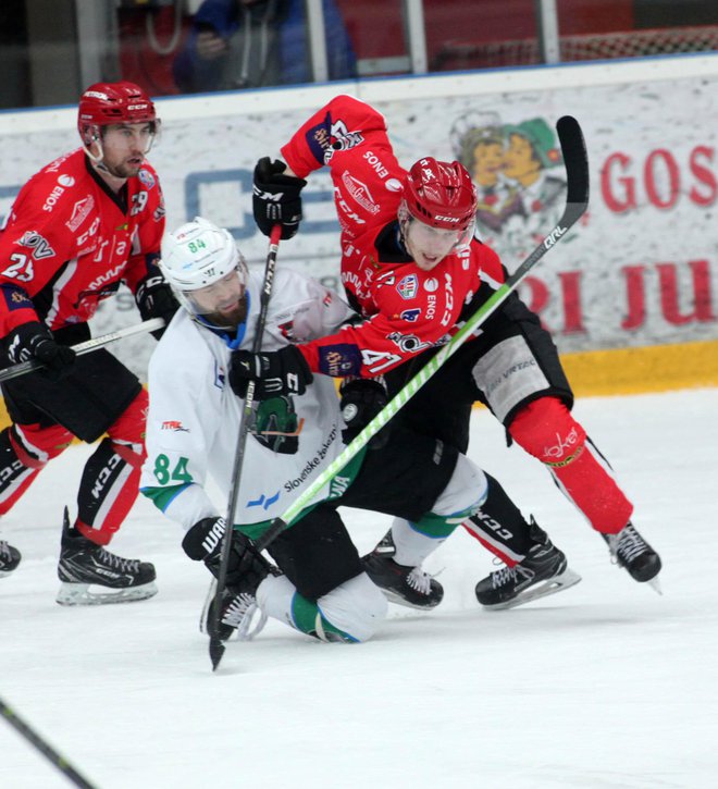 Andrej Hebar je bil edini jeseniški strelec v drugi tekmi polfinala končnice v Alpski hokejski ligi. FOTO: Mavric Pivk