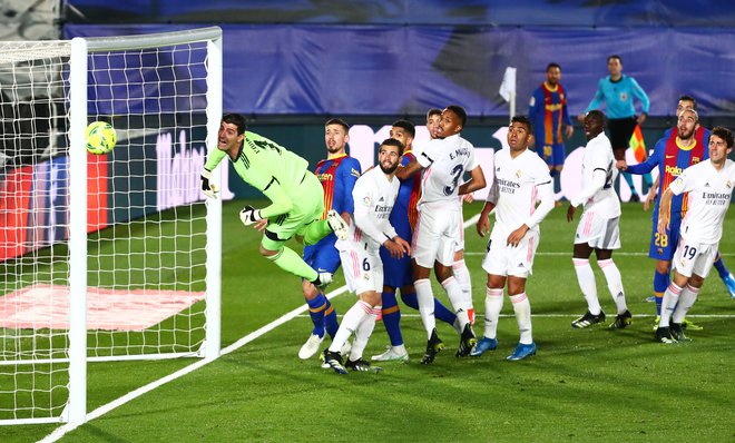 Razburljiv španski nogometni derbi se je razpletel z Realovo zmago in srečnim koncem, ko je Barcelona v zadnjih sekundah zatresla prečko. FOTO: Sergio Perez/Reuters