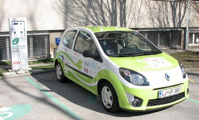 Električni twingo deluje že deset let, vmes pa je doživel dve predelavi. FOTO: Kemijski Inštitut