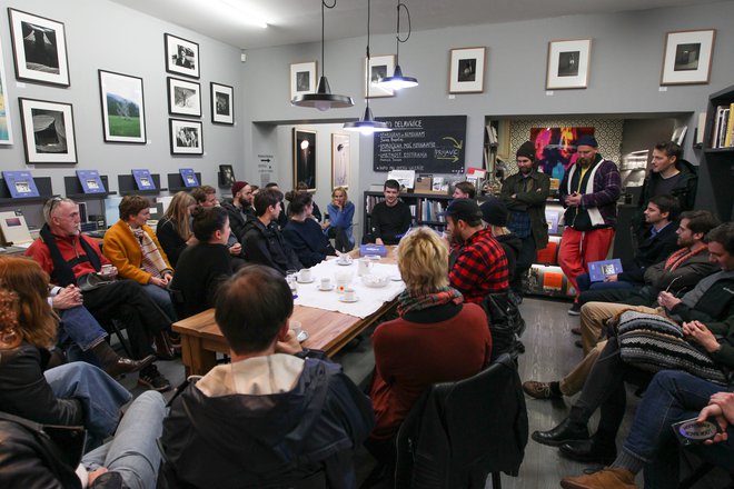 Galerija Fotografija, prva slovenska zasebna galerija, posvečena umetniški fotografiji, ponuja raznolik nabor vrhunskih domačih in tujih fotoknjig. FOTO: Tina Deu/Galerija Fotografija