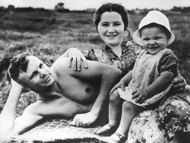 Jurij Gagarin z ženo Valentino in hčerko Jeleno junija 1960. Leto pozneje se jima je rodila še Galina. FOTO: Afp