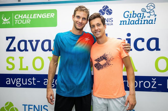 Najvišjeuvrščena Slovenca na teniški lestvici ATP Aljaž Bedene (desno) in Blaž Rola sta napredovala. FOTO: Vid Ponikvar/Sportida