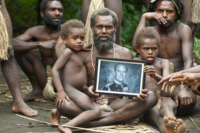 Poglavar vasi Yakel Albi in člani njegove družine, ki živijo na oddaljeni otoški državi Vanuatu v južnem Tihem oceanu, drži portret britanskega princa Filipa, vojvode Edinburškega, ki so ga častili kot živega boga. 99-letni Princ Filip, soprog kraljice Elizabete II. je v petek umrl.&nbsp;Poročena sta bila več kot 73 let, imela sta štiri otroke, deset vnukov in devet pravnukov. FOTO: Dan Mcgarry/Afp