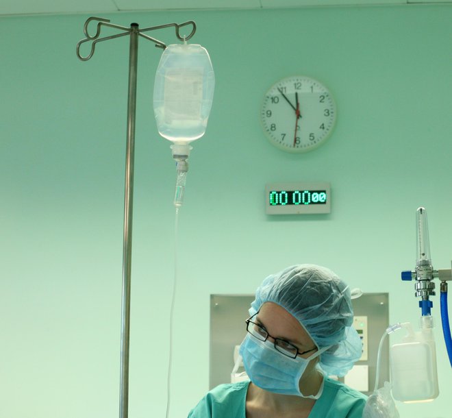 Pet pred dvanajsto &ndash; prizor iz operacijske dvorane na Onkološkem inštitutu bi lahko posneli kjerkoli v zdravstvu. Foto Jure Eržen