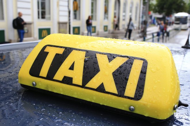 Kolikokrat so taksisti klicani, da ljudi peljejo na drive-in testiranja, ni znano, se pa to očitno dogaja. FOTO: Tomi Lombar/Delo