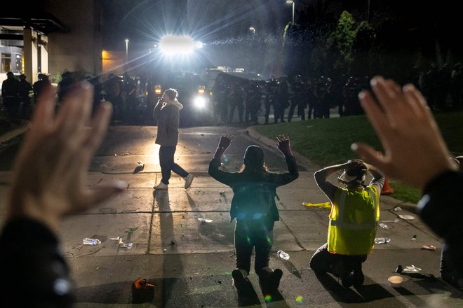 Protestniki v Minneapolisu pozivajo policijo, naj ne strelja. FOTO: Kerem Yucel/AFP
